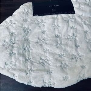 Tahari White Faux Fur Silver Sequin Holiday Christmas Tree Skirt